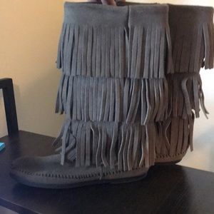 Minnetonka 3-layer fringe boot